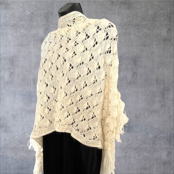 Off white angora crochet scarf shell design plus tassels - Picture 7 of 8